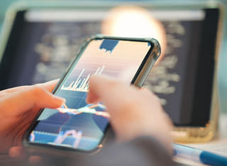 Investuotojas peržiūri skaidrų lėšų pervedimo ir išėmimo procesą