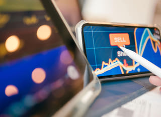 Prekiautojas keliose rinkose, analizuojantis Bitcoin, Ethereum ir forex opcionus